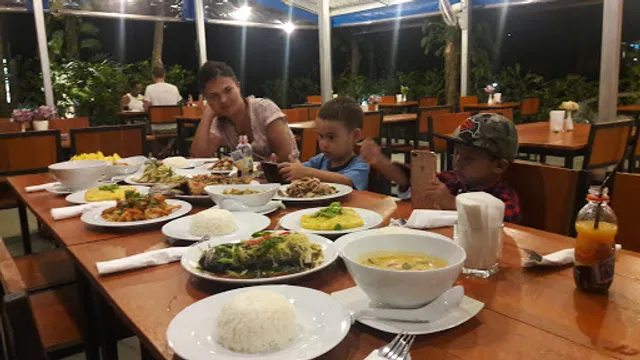 Friday Restaurant : Thai and International Food