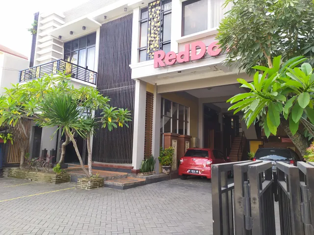 RedDoorz Plus near Amplaz Yogyakarta