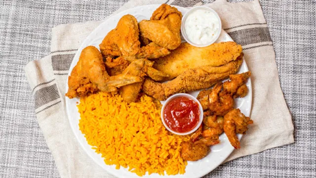 GOLDEN WINGS FISH & CHICKEN THE BEST CHICKEN IN TOWN