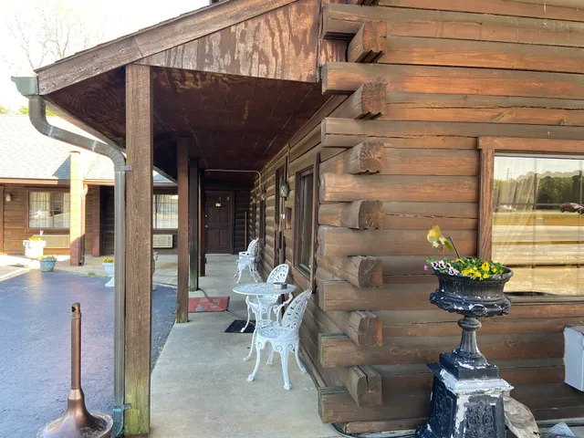 Becky's Log Cabin Motel