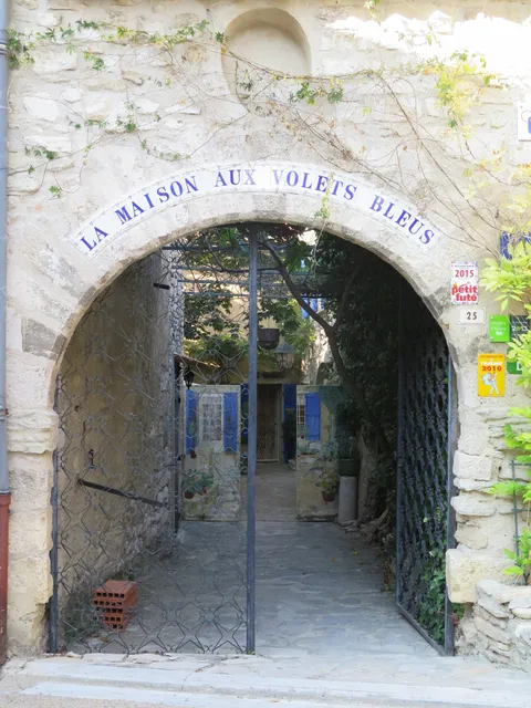 La maison aux volets bleus