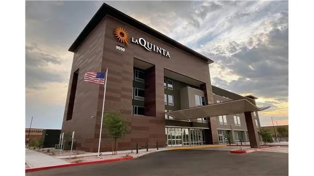 La Quinta Inn & Suites by Wyndham Phoenix near State Farm St