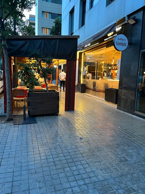 La Taberna, vinos y tapas.