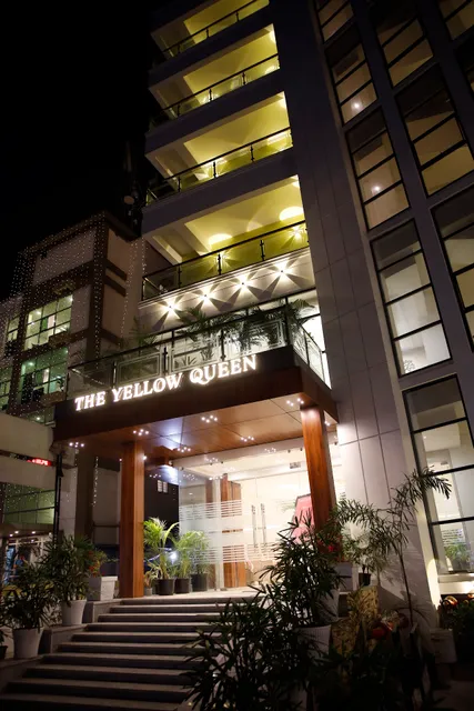 Hotel Yellow Queen