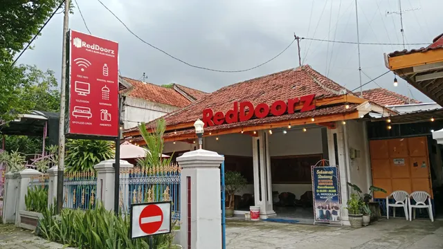 RedDoorz Plus @ Alun Alun Nganjuk