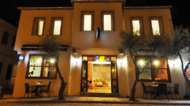 Queen Bee Hotel & Cafe