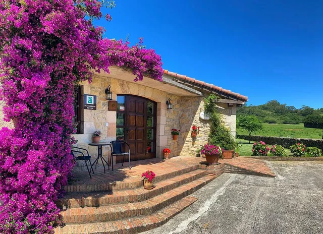 Posada y Viviendas Rurales La Roblera