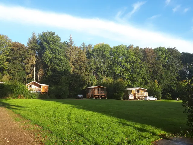 Camping Le Clos Cacheleux en Baie de Somme : hébergements insolites et piscine couverte et découvrable
