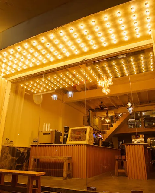 Mae Salong Croissant Phra Athit