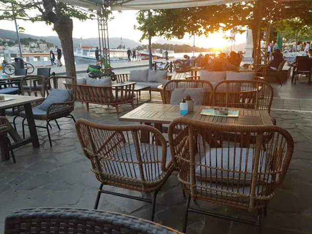 Clock Cafe (Breakfast - Burgers & Drinks)