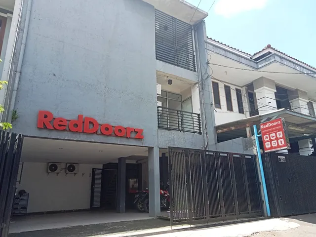 RedDoorz Syariah @ Afifah Guest House near Bikasoga Sport Center
