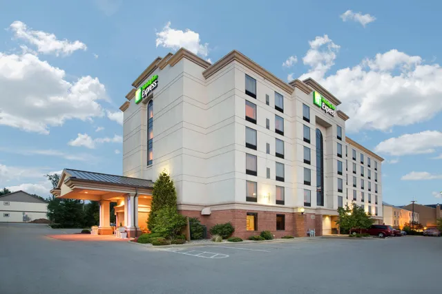 Holiday Inn Express & Suites Bloomington by IHG
