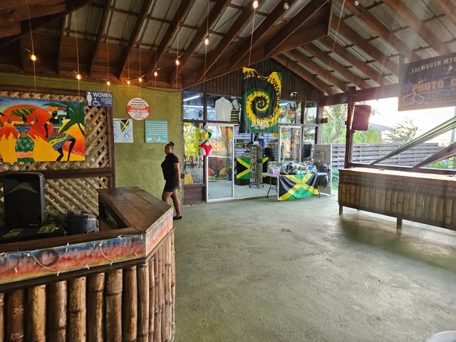 Falmouth Mystic Bar & Restaurant