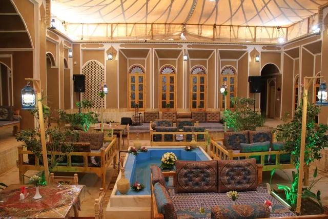 رستوران عمارت مادری