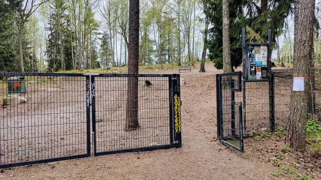 Ylä-Roihuvuoren koirapuisto