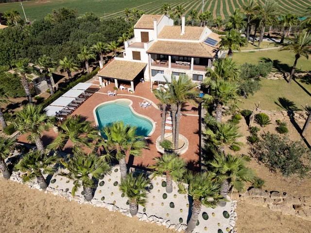 Villa Egadi con piscina e campo da tennis