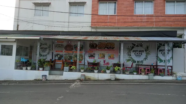 Cafe & Resto NyotNyot Malino