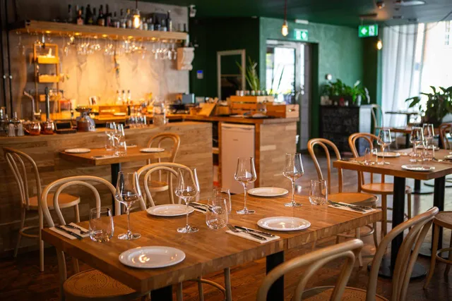 MODERNA. Café ja Veinipood