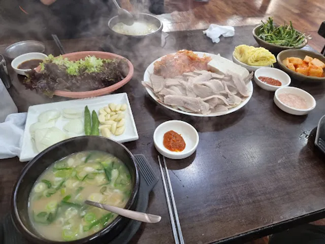 영진 돼지국밥 (남구청점)