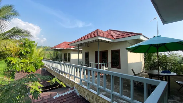 Hotel dan Gazebo Syariah Pinggir Kali Prigen RedPartner