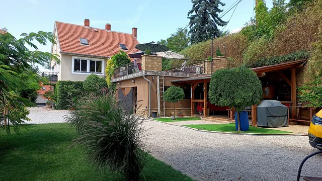 T H.NY. Village Inn Cottage