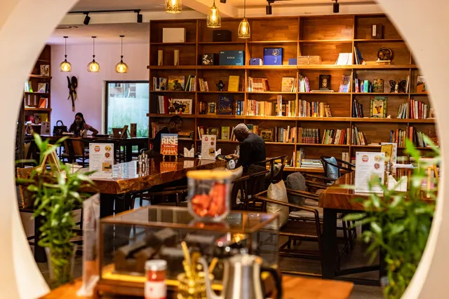 LOMO Coffee and Restaurant