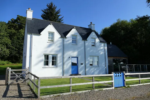 Straloch Highland Holidays - Stalker's Lodge & Keeper's Cottage