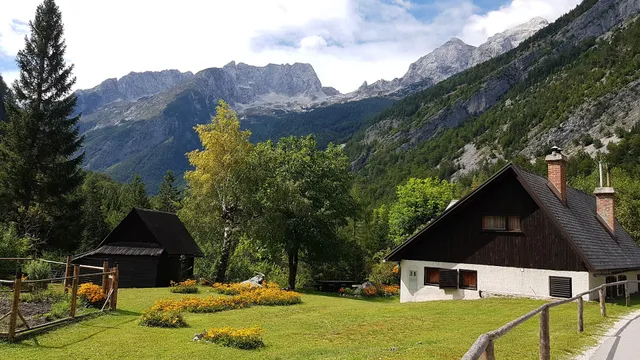 Koča pri izviru Soče