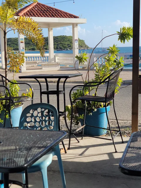 Bananas Beach Bar and Guesthouse