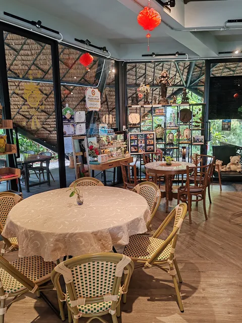 Suvarnaros Café, Bistro & Bar