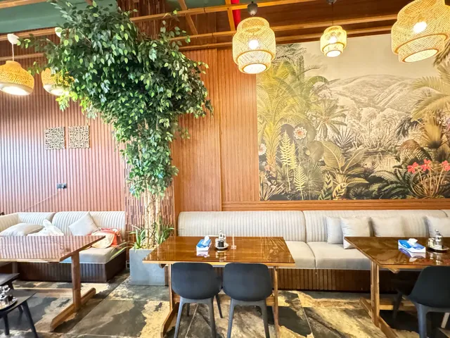 Azian Hauz Restaurant for Thai & Filipino Food