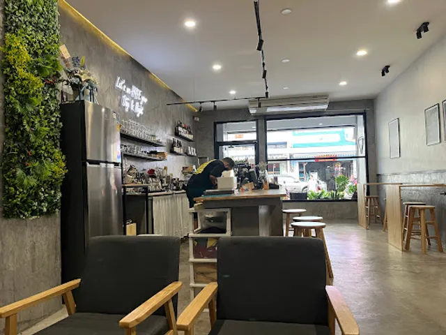 HYPE Coffee Bar (ที่จอดรถอยู่ชั้นใต้ดิน ทางลงอยู่ติดกับร้าน)