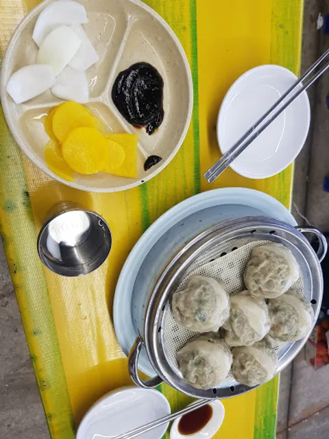 오일장 엣날짜장·우동·수제만두，平民實惠炸醬麵，大蒸餃