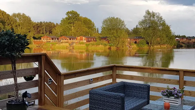 Lakeside Bar and Restaurant