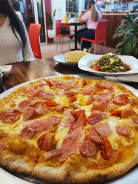 La comuna Pizzas and Grill by Artesanos