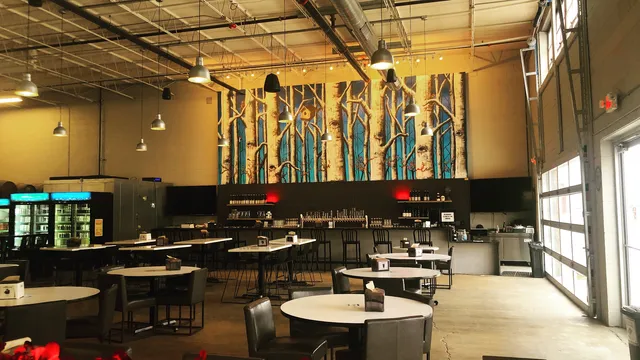 Une Année | Hubbard's Cave Brewery & Barbecue