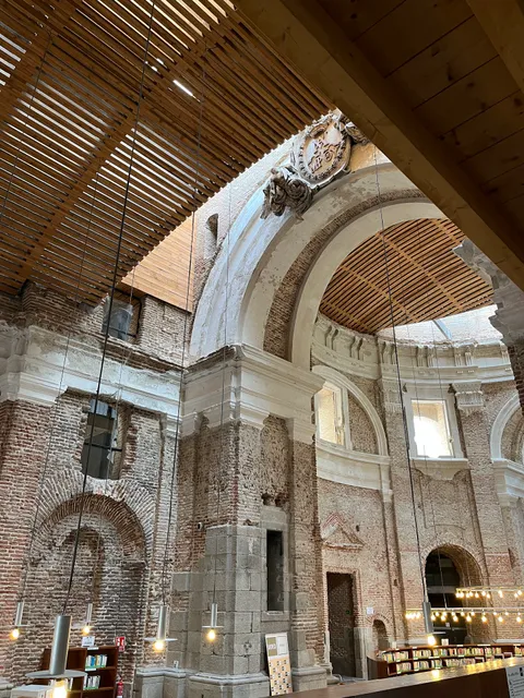 Biblioteca Escuelas Pías - UNED