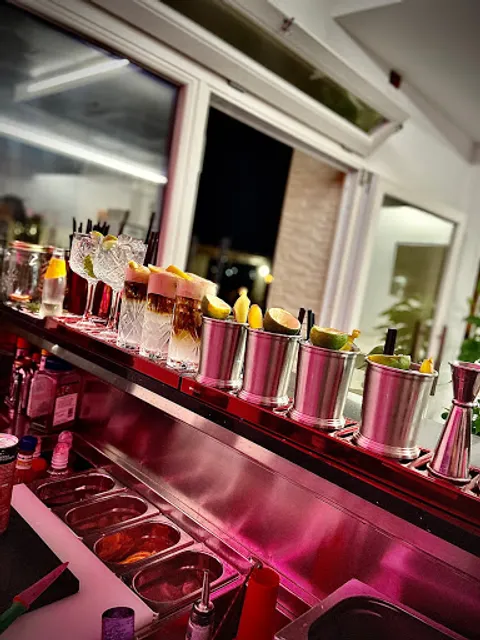 Lo Squalo Cocktail Bar & Restaurant