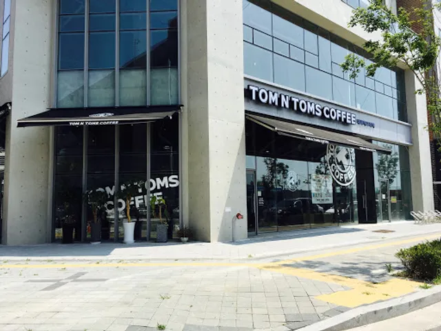 Tom N Toms Coffee
