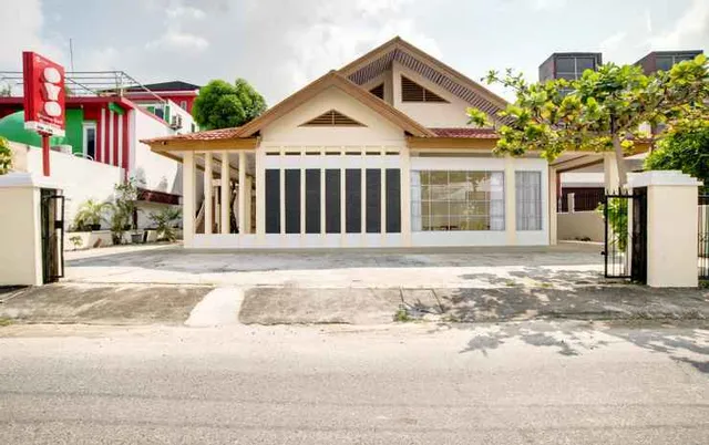 RedDoorz near RS Awal Bros Sudirman Pekanbaru