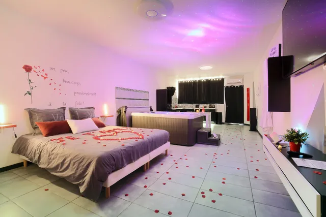 LOVENIGHT - Love room avec spa en Haute-Garonne, séjour romantique, nuit coquine, Love room proche de Toulouse, espace coquin