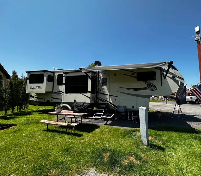 Royal Motel & Campgrounds