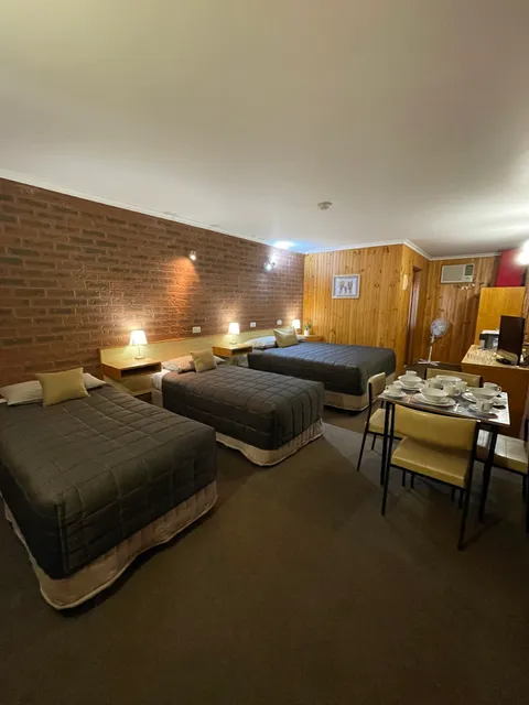 Country Roads Motor Inn