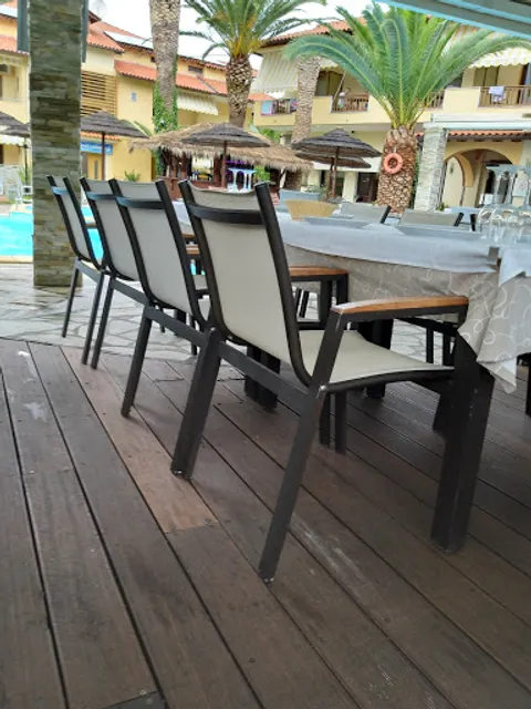 Gousto Restaurant Pool Bar