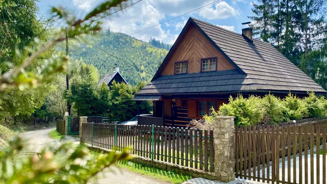 Chalupa pri potôčiku