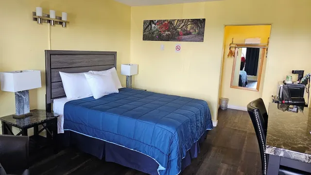 Port-O-Call Inn & Suites