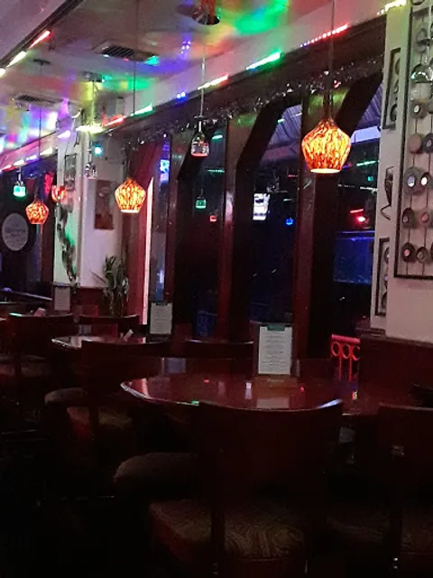 Sip N Chat Cocktail Lounge