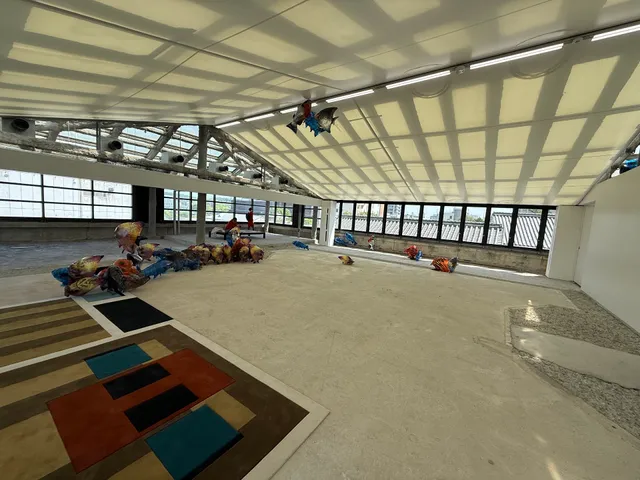 THE RABBIT HOLE（現代美術館「ラビットホール」）