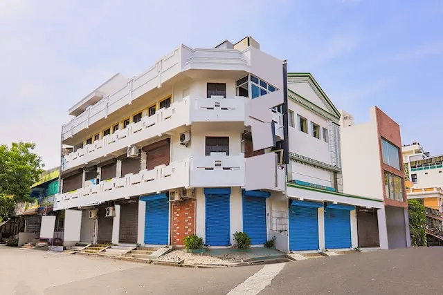 OYO 37883 Compact Studio Near White Town