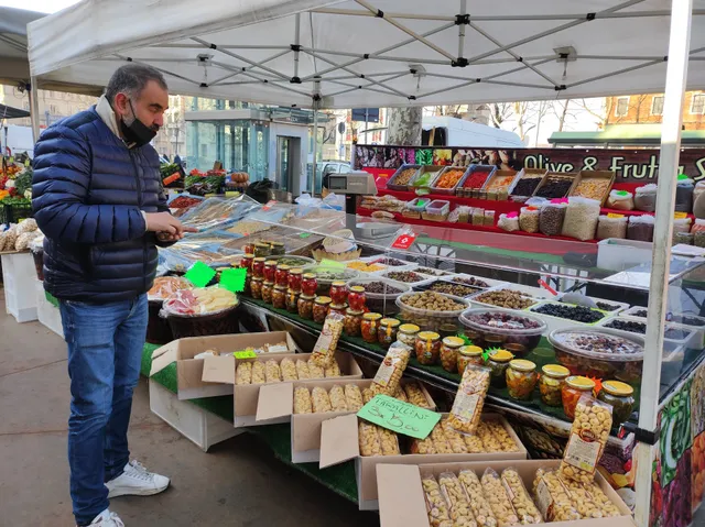 Mercato di Piazza Nizza Torino Famiglia CANNATA Stockisti dal 1961